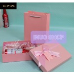 Caja con bolsa para regalo con lazo rosa